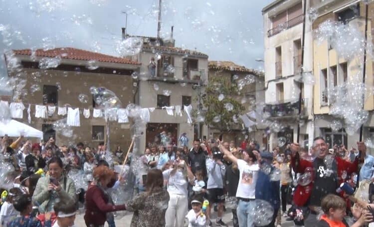Montgai viu l’assaig general per al rècord Guiness de bombolles de sabó