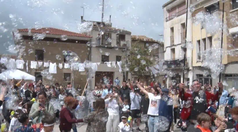 Montgai viu l’assaig general per al rècord Guiness de bombolles de sabó