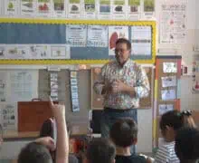 Carles Cano, padrí de l’Encontats, visita les escoles de Balaguer