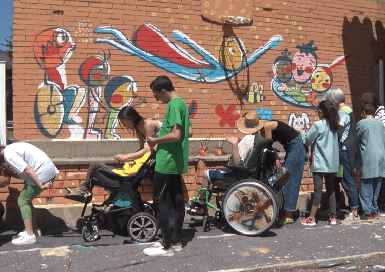 L’Estel de Balaguer tanca el projecte transformador d’art urbà pintant un mural al pati de l’escola