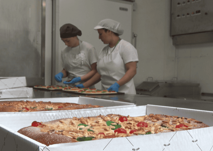 Les coques de Sant Joan surten del forn per a la nit més curta de l’any