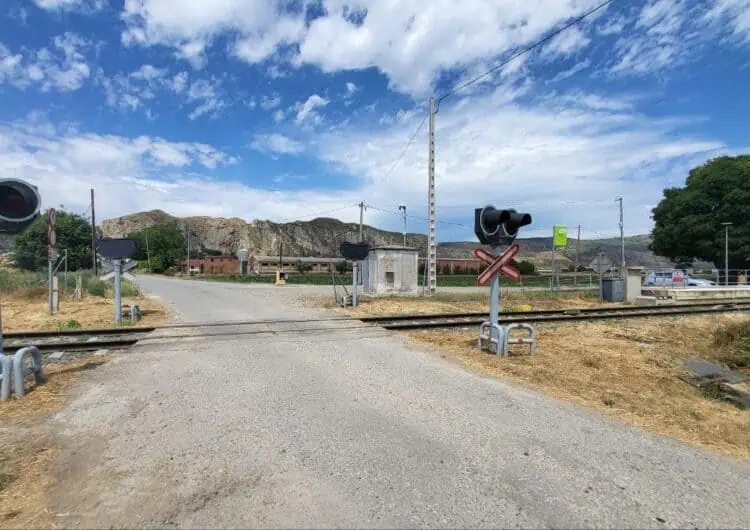 Ferrocarrils licita les obres per a la supressió d’un pas a nivell a Gerb