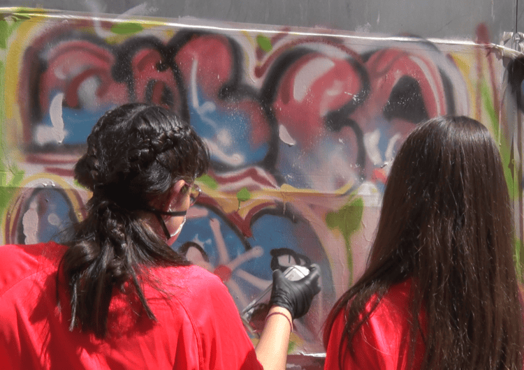 Art i compromís juvenil: el JoVa d’enguany dona vida i color al pati d’Àngel Guimerà