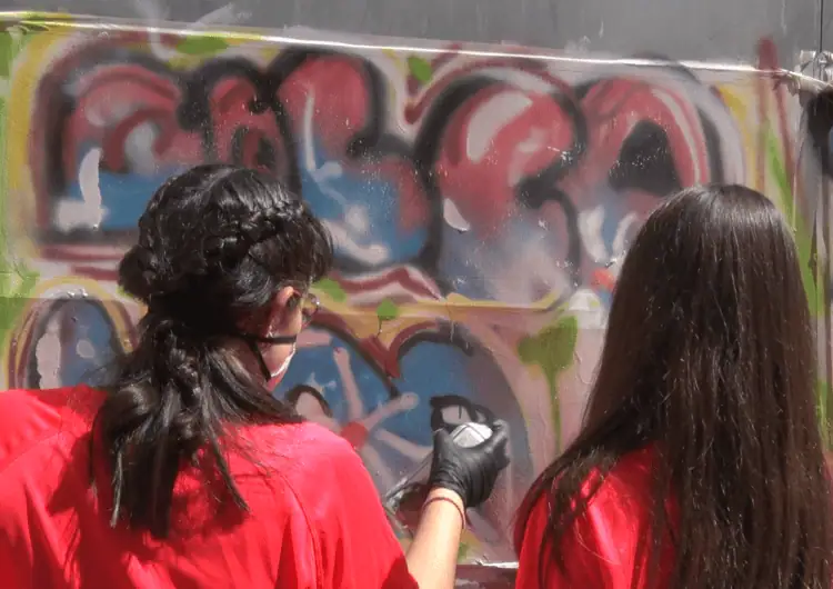 Art i compromís juvenil: el JoVa d’enguany dona vida i color al pati d’Àngel Guimerà