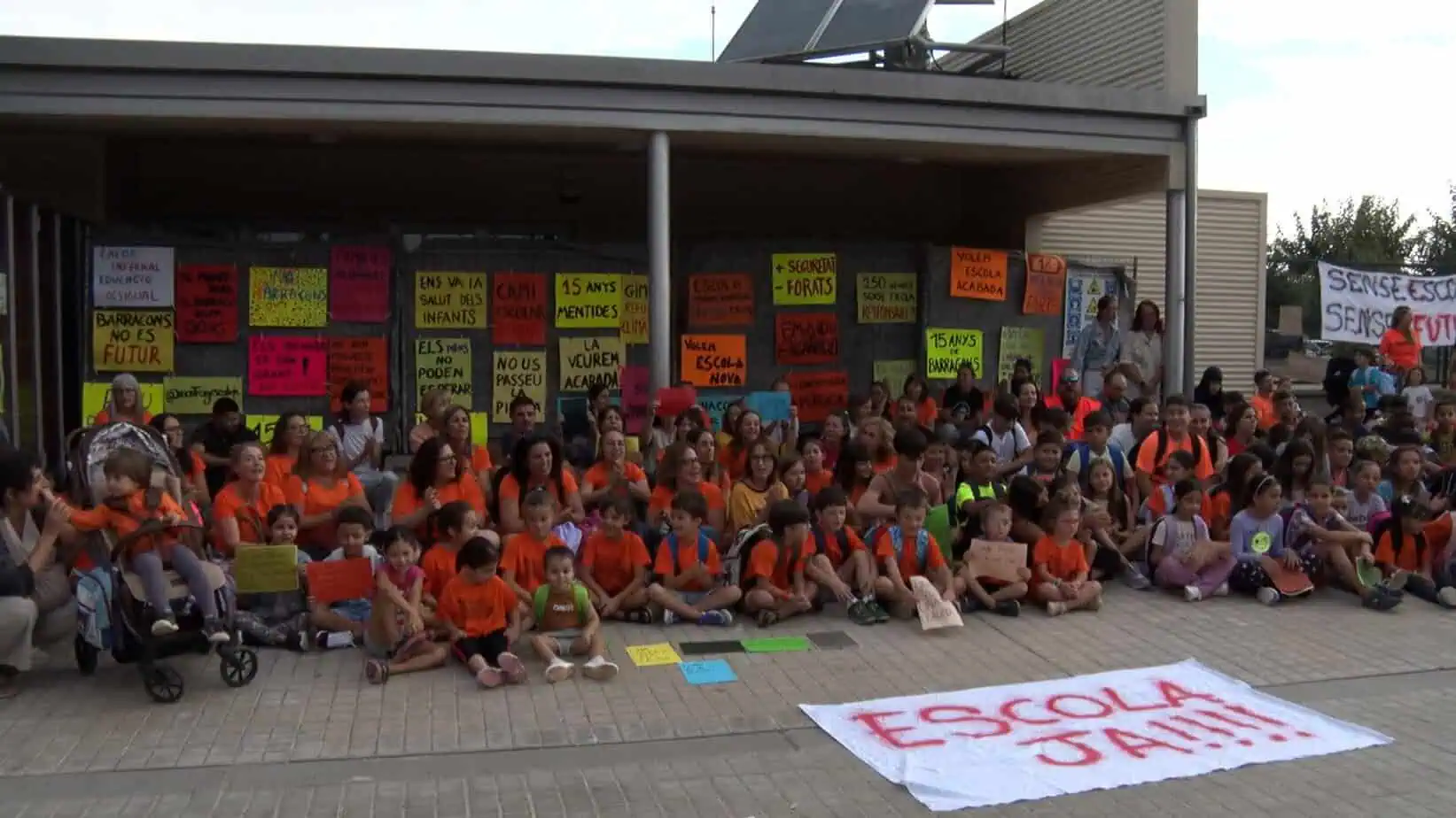 La comunitat educativa de l’Escola Mont-roig continua ‘picant pedra’
