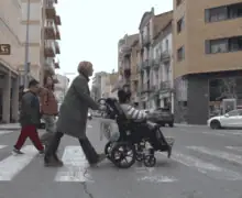 L’Escola l’Estel fa una crida a la conscienciació ciutadana per facilitar el desplaçament de persones amb mobilitat reduïda