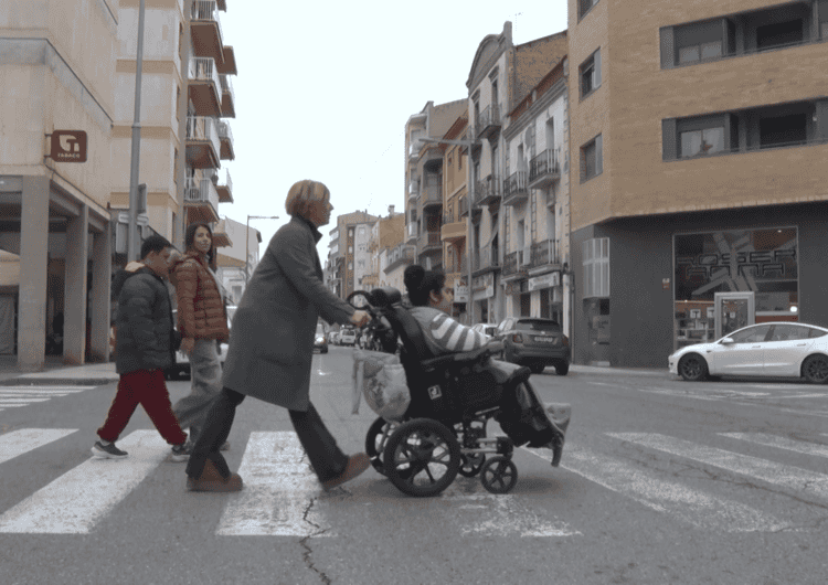 L’Escola l’Estel fa una crida a la conscienciació ciutadana per facilitar el desplaçament de persones amb mobilitat reduïda