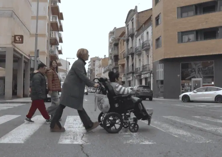 L’Escola l’Estel fa una crida a la conscienciació ciutadana per facilitar el desplaçament de persones amb mobilitat reduïda