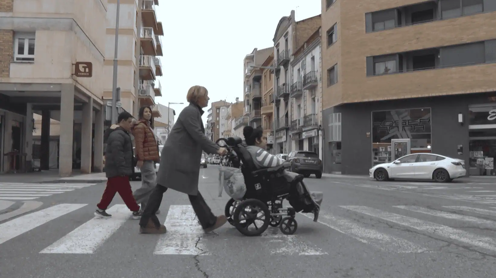 L’Escola l’Estel fa una crida a la conscienciació ciutadana per facilitar el desplaçament de persones amb mobilitat reduïda