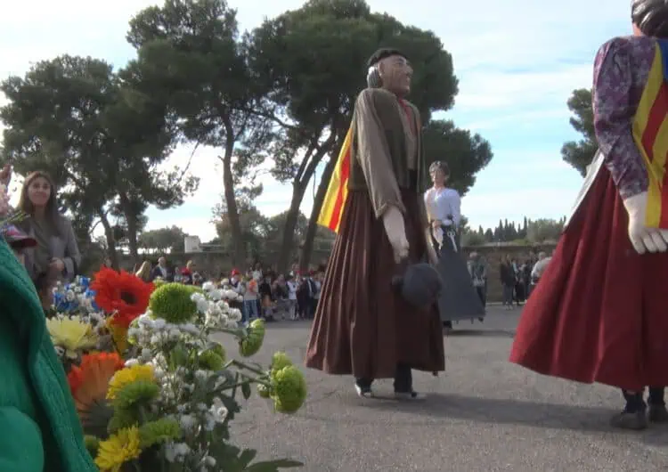 L’Ofrena floral infantil guarneix l’inici de la Festa Major