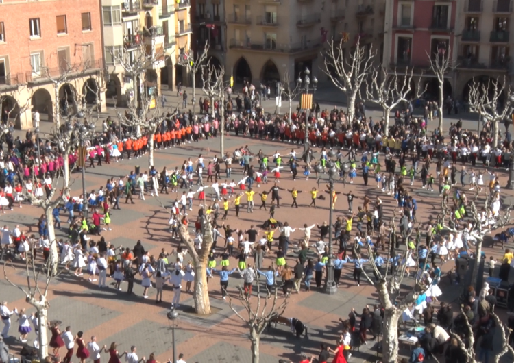 El compàs de la sardana pren la Plaça Mercadal