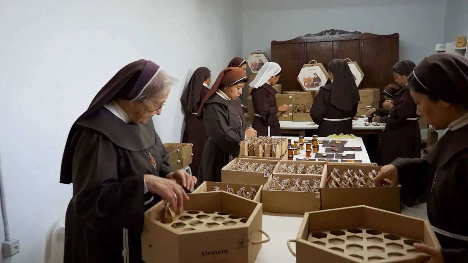 Alemany presenta el seu primer calendari d’Advent, una proposta que combina tradició i compromís social