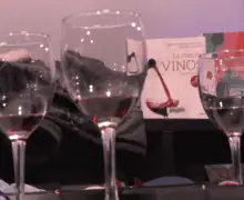 Enigmes i copes de vi omplen la Biblioteca de Balaguer