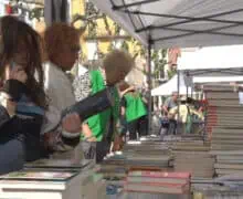 Les roses i llibres guarneixen el Sant Jordi a Balaguer