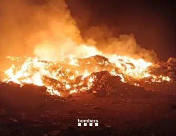 Un incendi crema 4.000 metres quadrats a la deixalleria de Balaguer