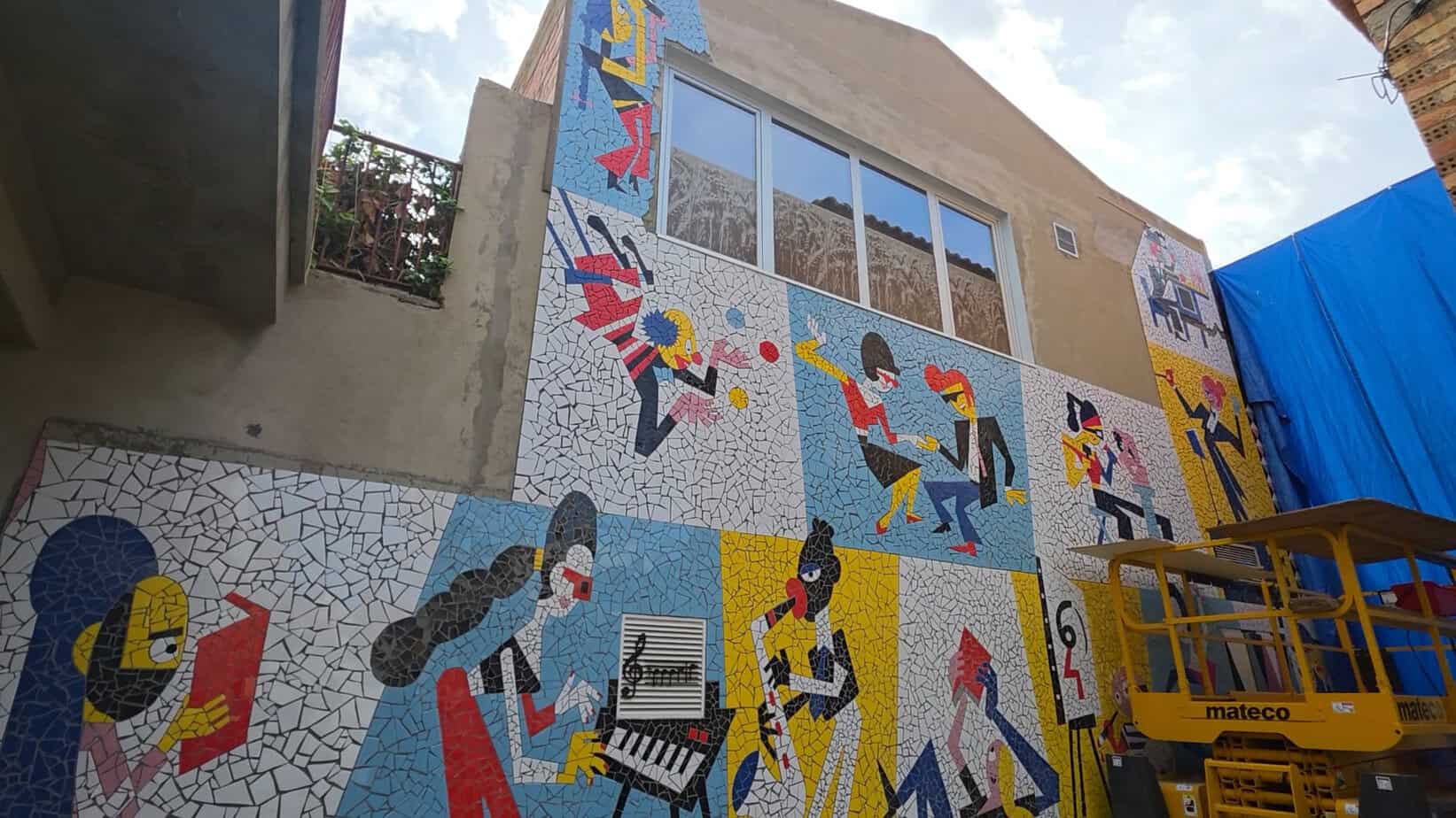 Veïns de Bellcaire fan lluir el poble amb un mosaic trencadís